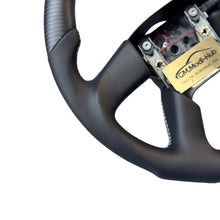 Load image into Gallery viewer, GM. Modi-Hub For GMC 2003-2007 Hummer H2 / Savana / Sierra Carbon Fiber Steering Wheel